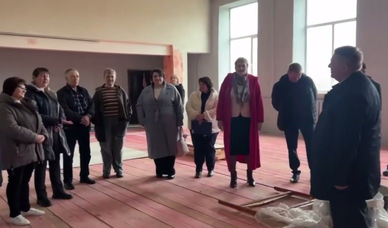 Саратовские сельчане пожаловались Панкову на некачественный ремонт Дома культуры Саратовские сельчане пожаловались Панкову на некачественный ремонт Дома культуры